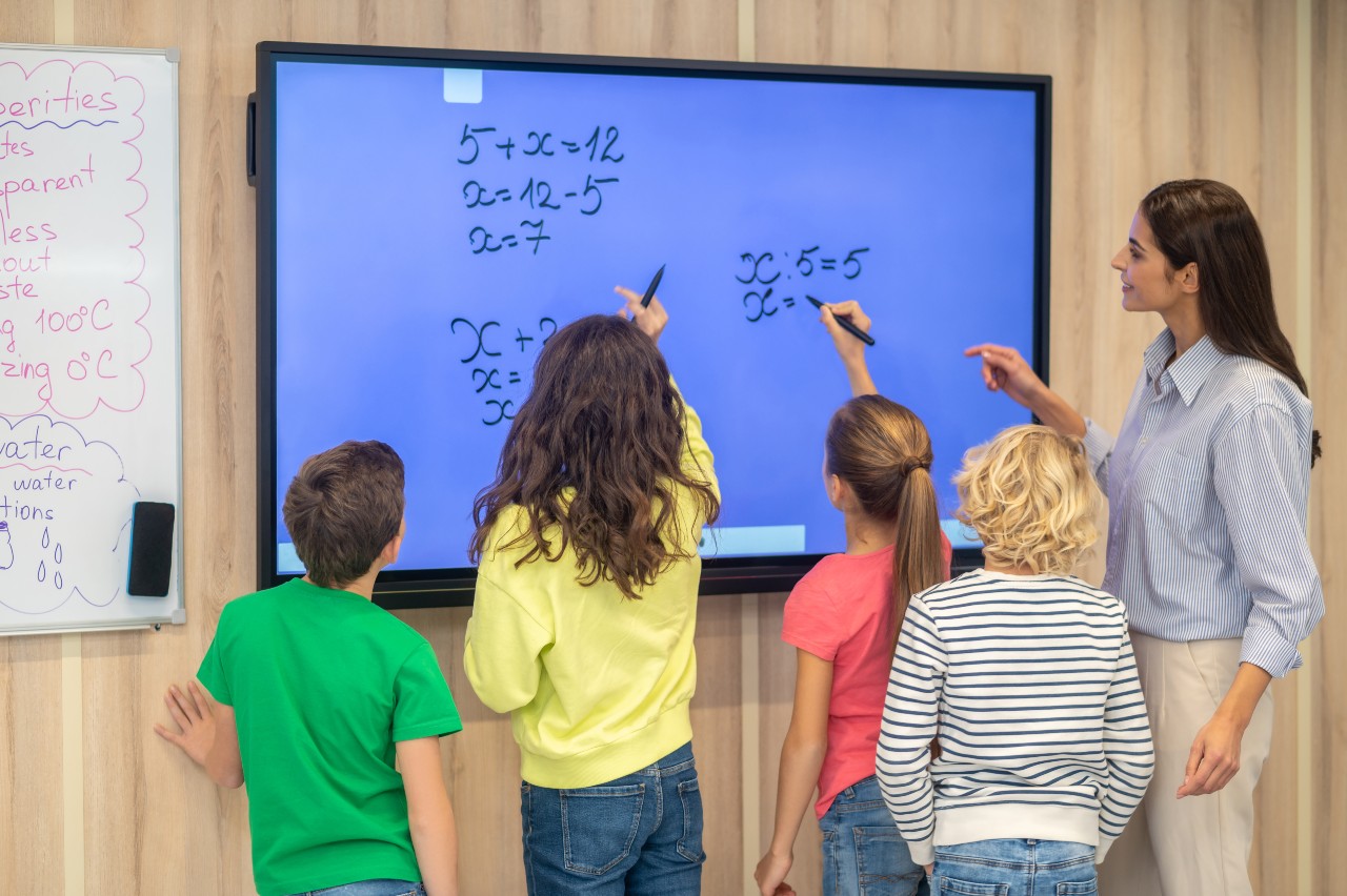 Interactive Displays in the Classroom: Advantages and Benefits